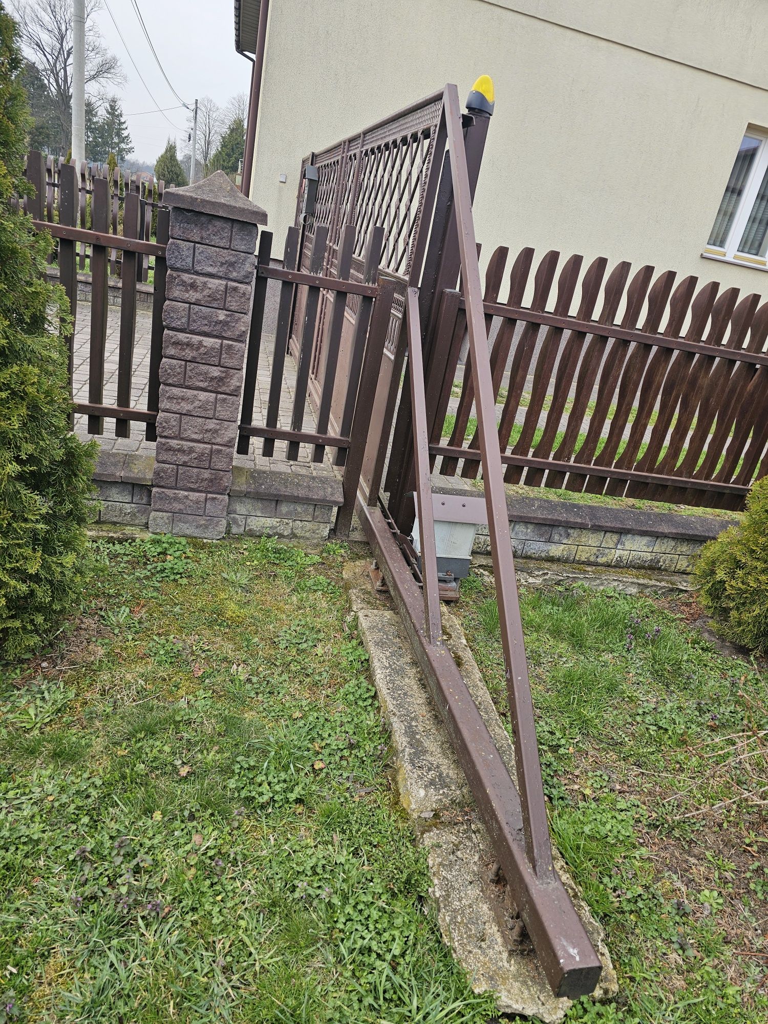 Brama wjazdowa z furtką