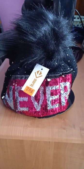 Czapka z cekinami