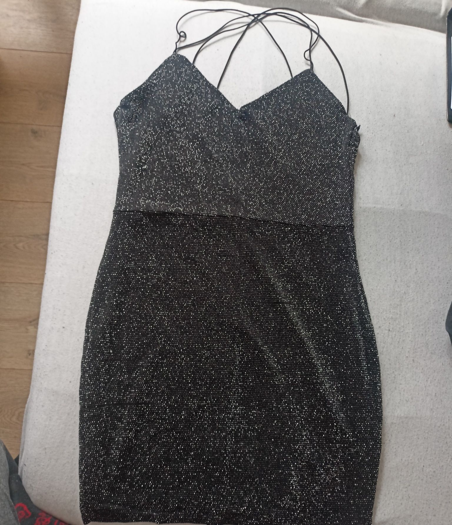 Czarno srebrna sukienka z odkrytymi plecami