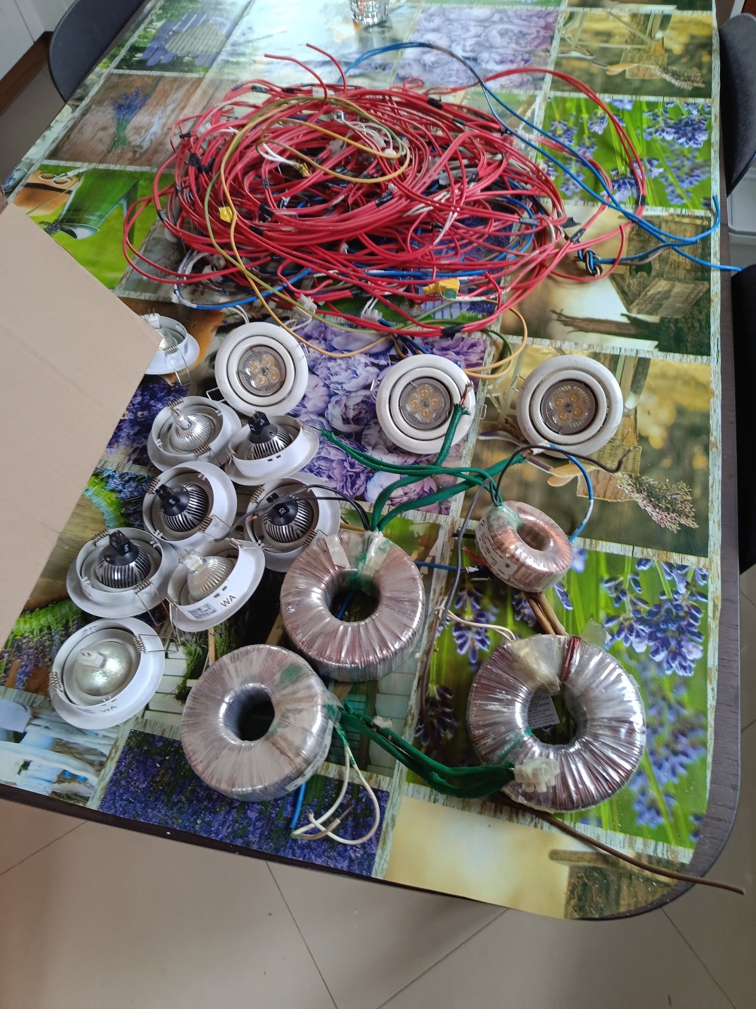 Układ zasilania 12v, 4 transformatory, 27 oprawek, kable,itp.