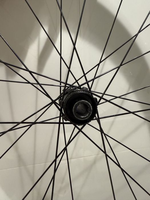 przednie koło Syncros 28” (700C) – tubeless, centerlock, sztywna oś