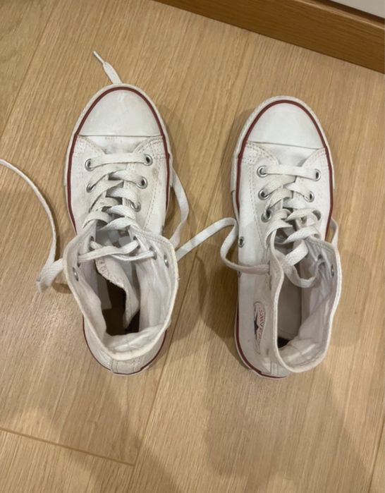 Sapatilhas All Star brancas em bom estado, tamanho de criança