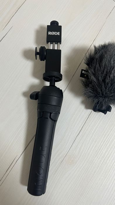 Microfone Rode VideoMic Me-L para iPhone + Tripé