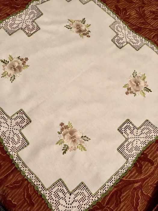 Toalha em tecido alinhado e croche nº12 ( varias )