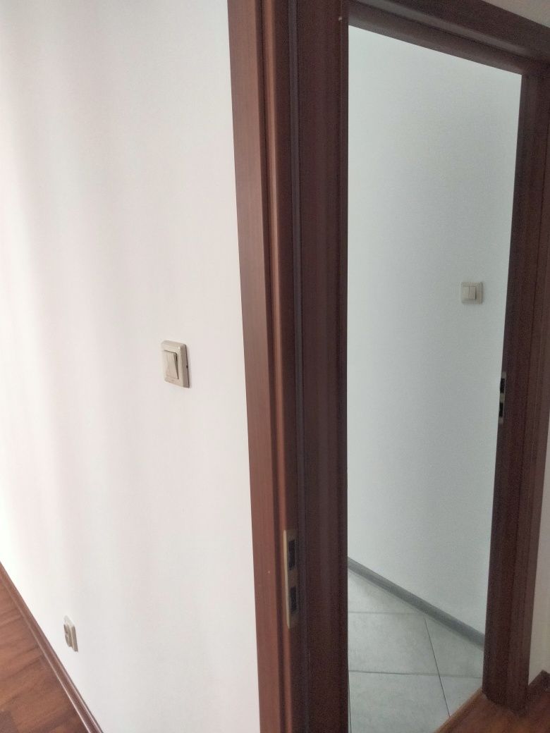4 pary drzwi z ościeżnicami