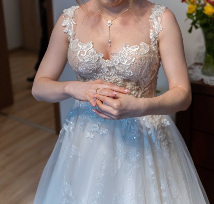 bogato zdobiona suknia ślubna