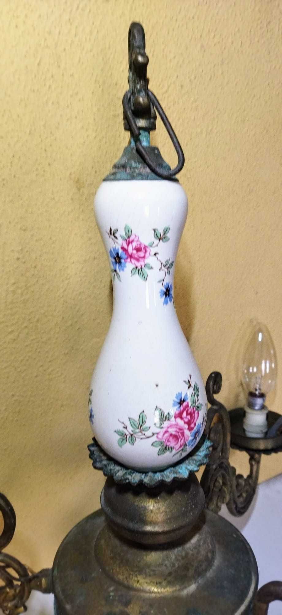 Candeeiro de teto em latão e loiça.