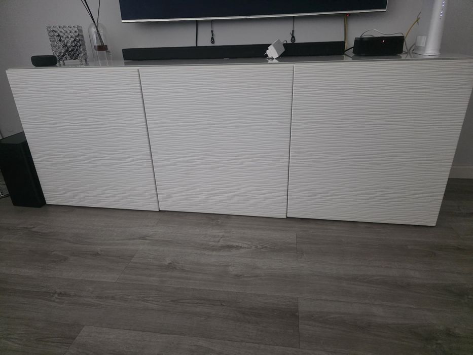 Móvel Ikea com vidro no tampo.