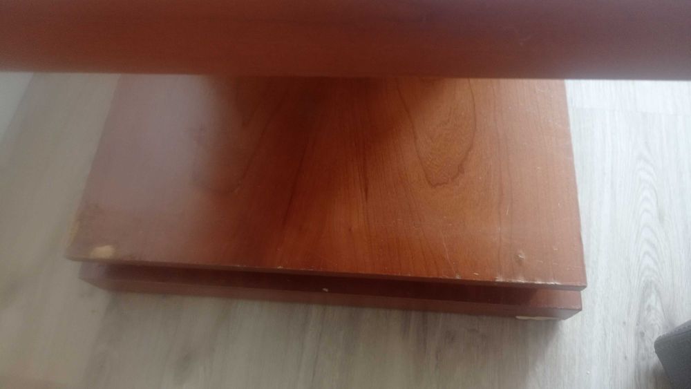 Mesa de centro com dois bancos