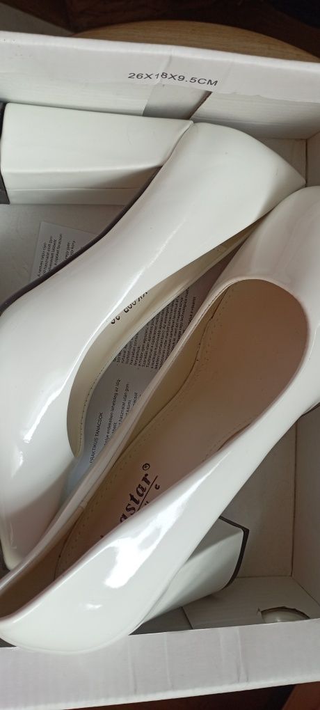 Sprzedam nowe buty biale damskie.