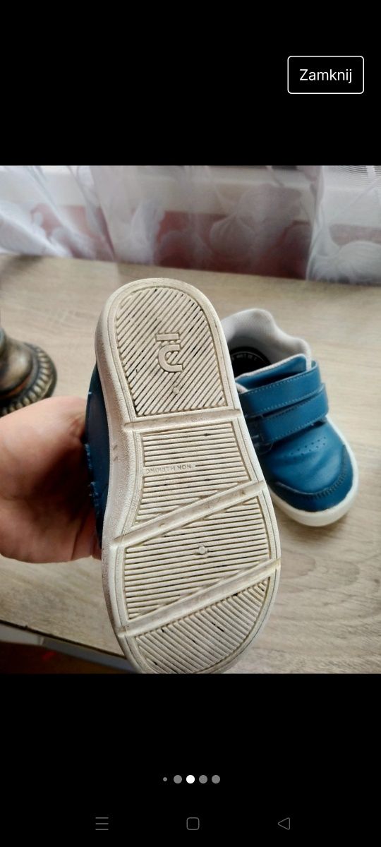 Buty chłopięce jak i dziewczęce .