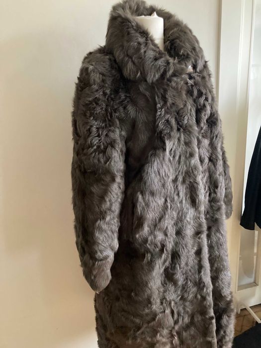 Luksusowe, ciepłe futro z kozy w kolorze szarym. Rozmiar XL.