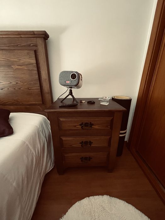 Cama casal madeira maciça , 2 mesas Apoio