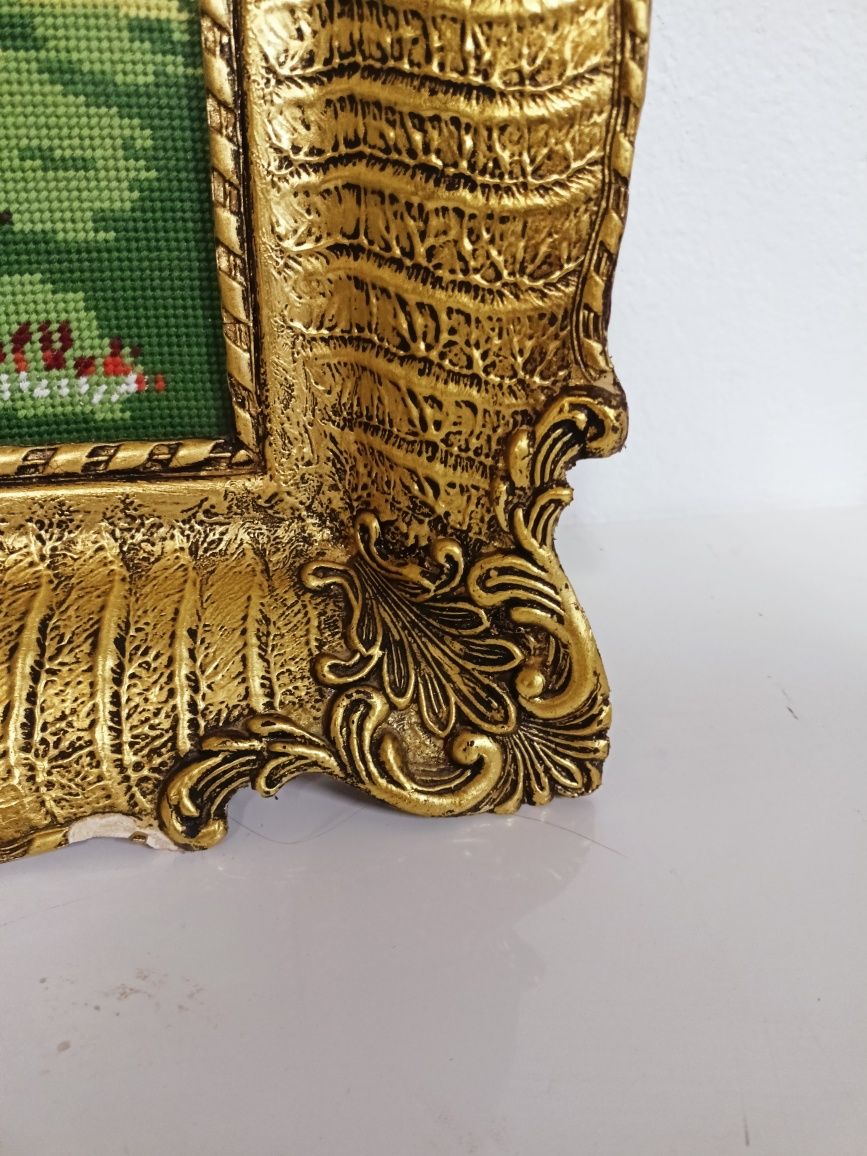 Obraz haftowany krzyżykowo w złotej ramie