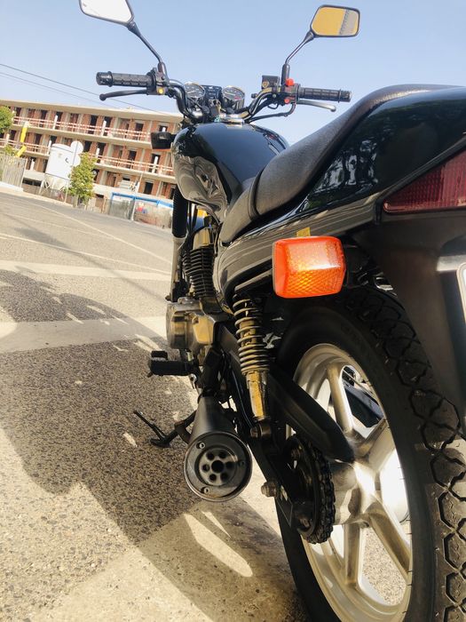 Moto CB em otimo estado com poucos kms preço pouco negociavel , dispon