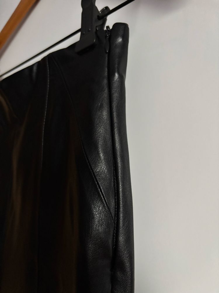 Czarne spodnie XS Stradivarius