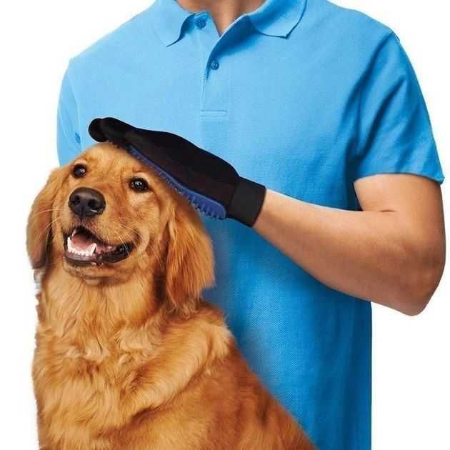 Рукавичка перчатка для вичісування шерсті у собак і кото True Touch