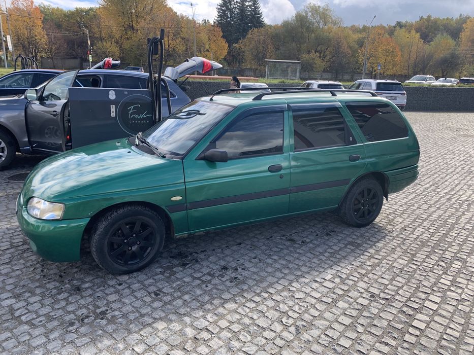продаж Форд Ескорт
