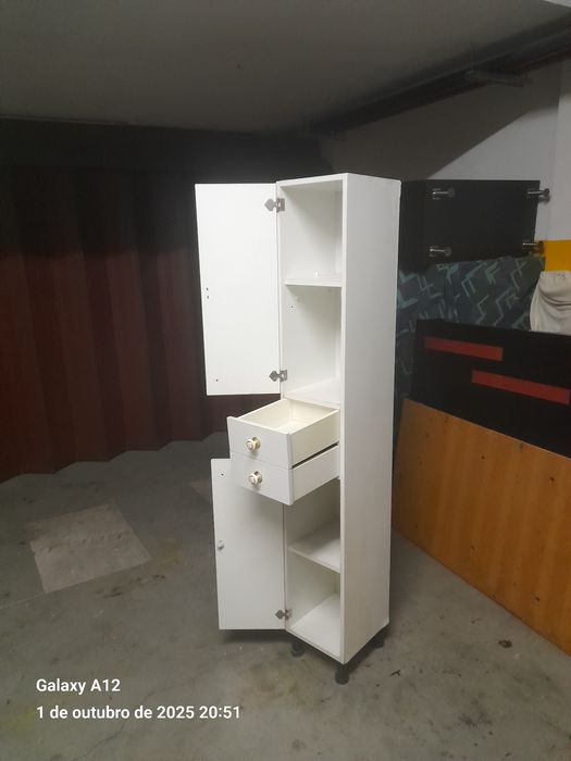 Movel alto e estreito portas e gavetas
