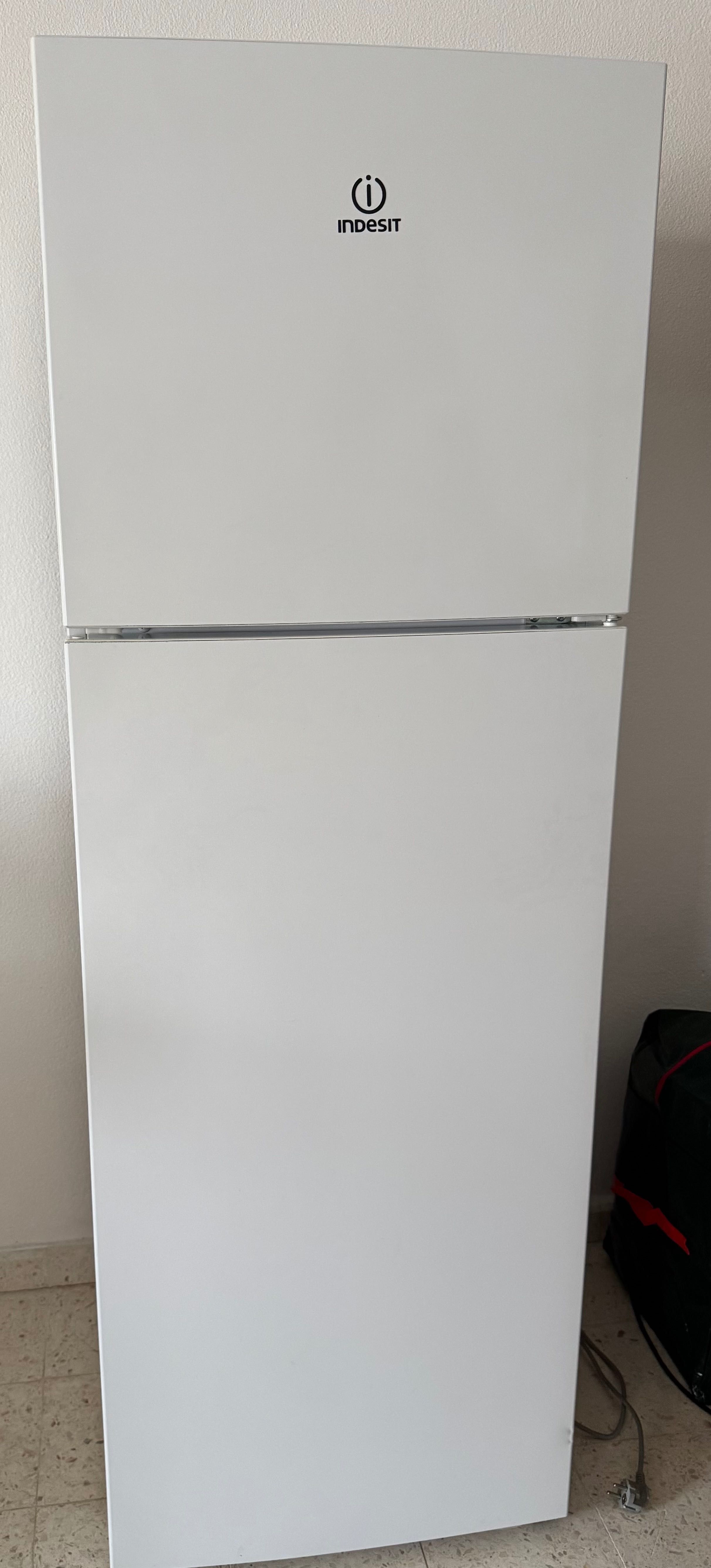 Frigorífico com duas portas Indesit