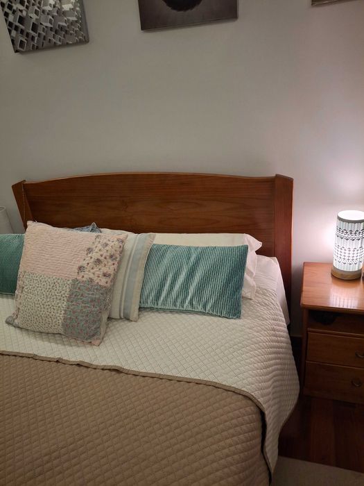 Cama de casal,mesinhas e comoda