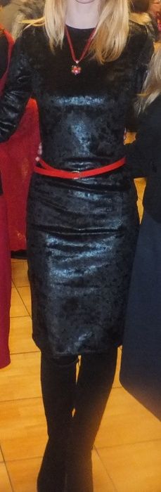 Красивое женское черное с красным платье по фигуре миди по колено S