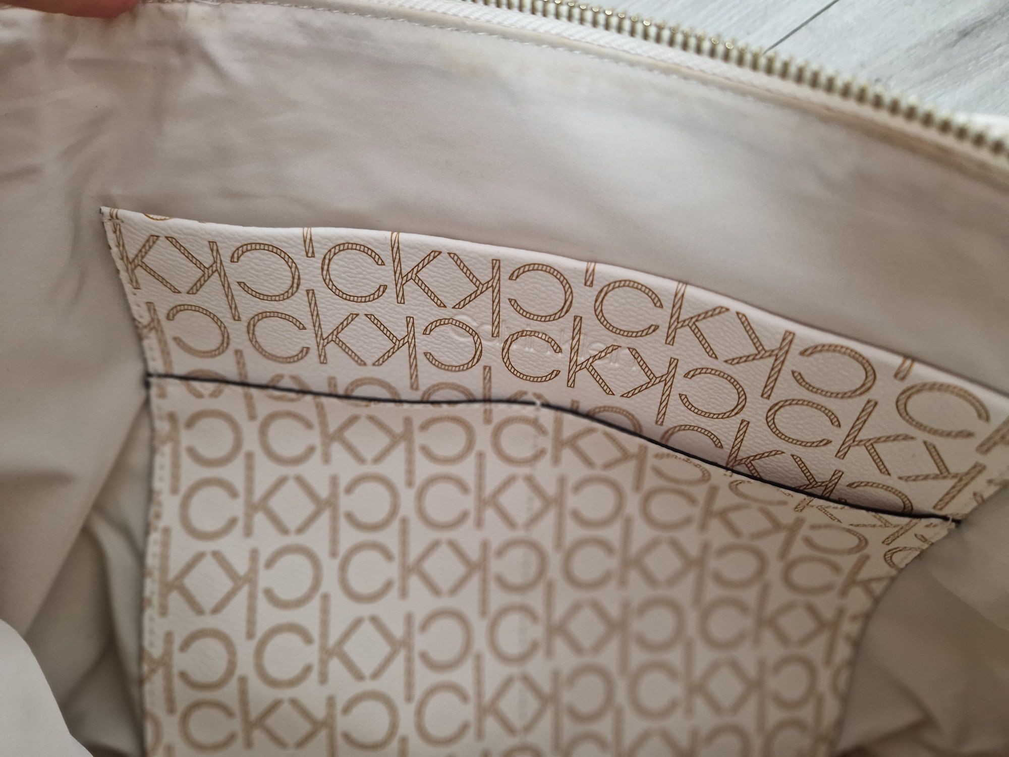 Beżowa torebka Calvin Klein Shopper Md Monogram K60K608101 złote napis