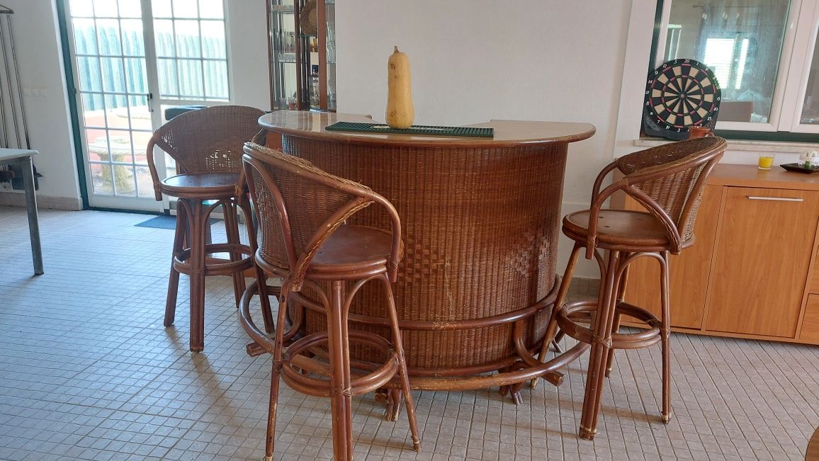 Bar de verga com cadeiras