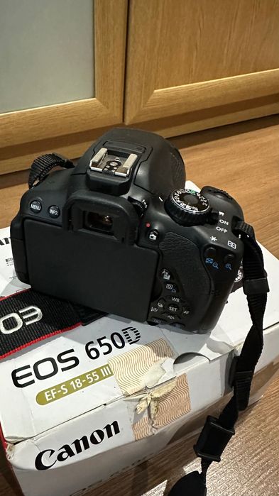 Продам фотоапарат з зеркальною камерою Canon 650D
