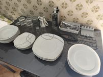 Conjunto pratos, talheres e copos