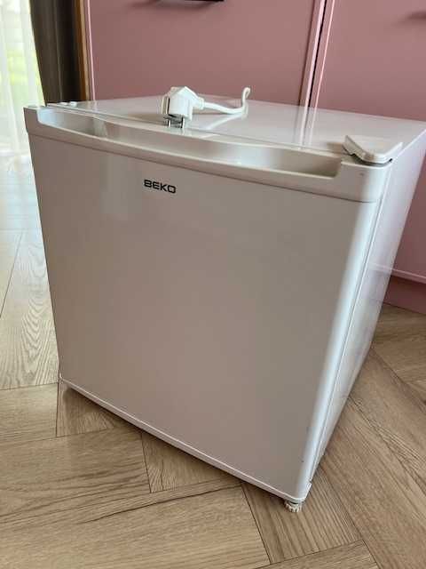 Lodówka Beko BK7725 – cicha, pojemna, w świetnym stanie!