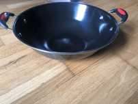 Duży czarny wok garnek