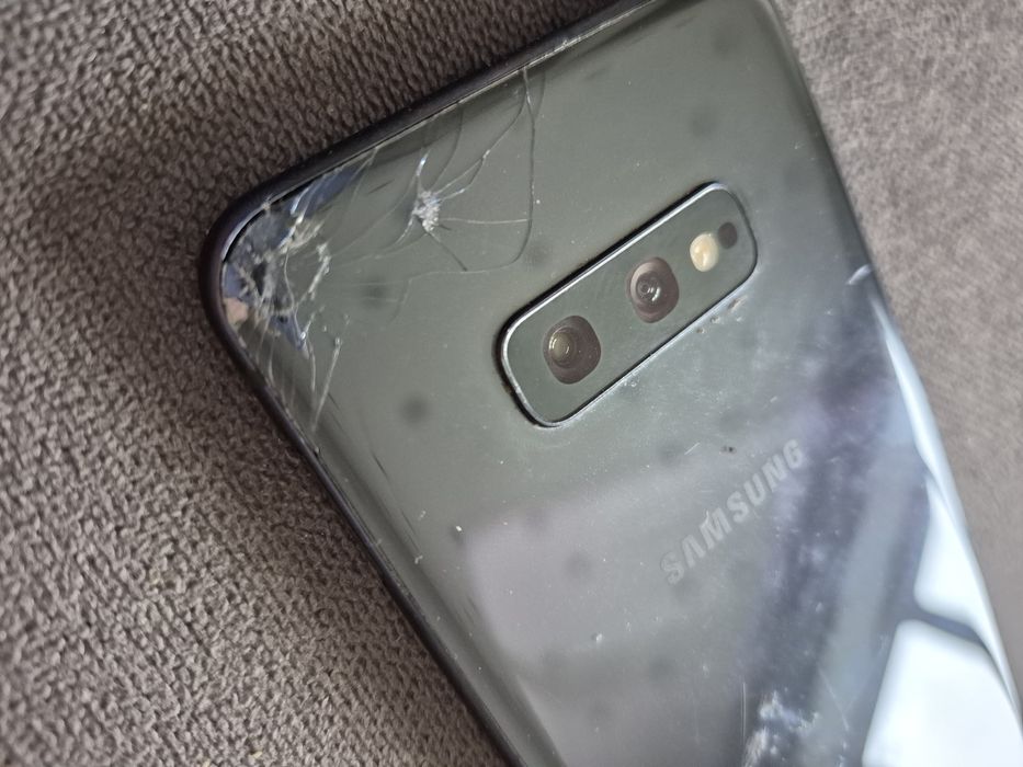 Продам Samsung s10e 6/128