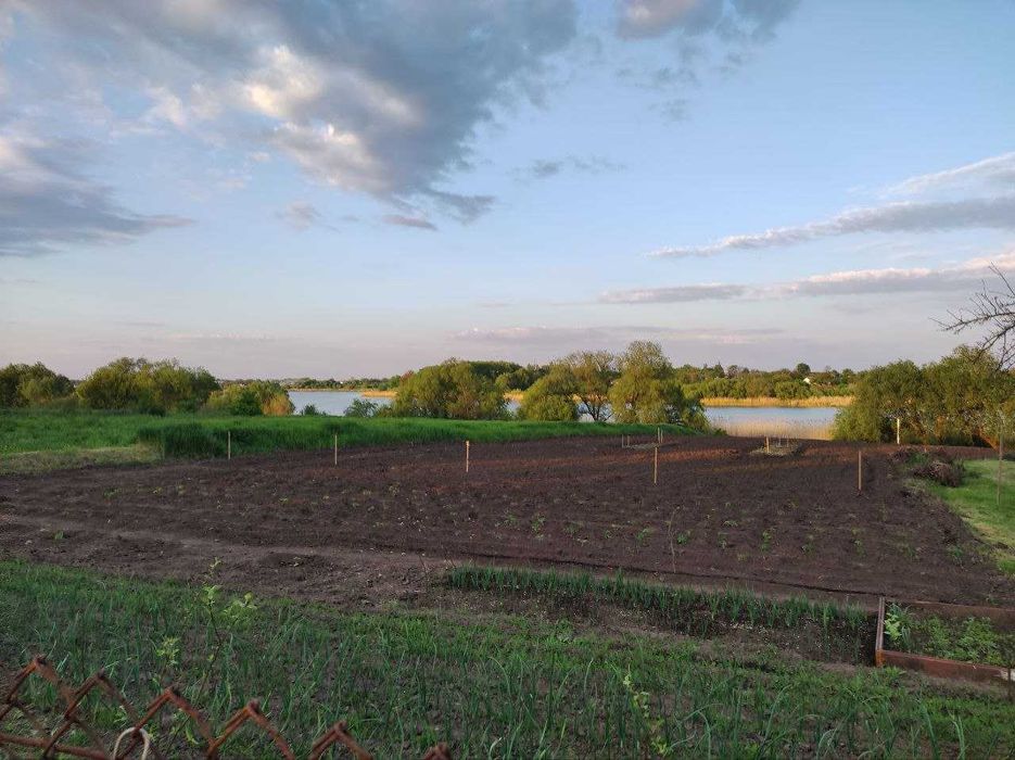 Продаж будинку в мальовничому місці біля водойми з гарним краєвидом