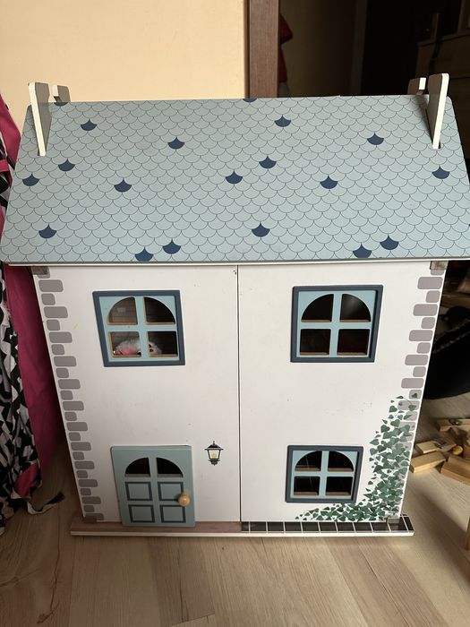 Duży drewniany domek dla lalek