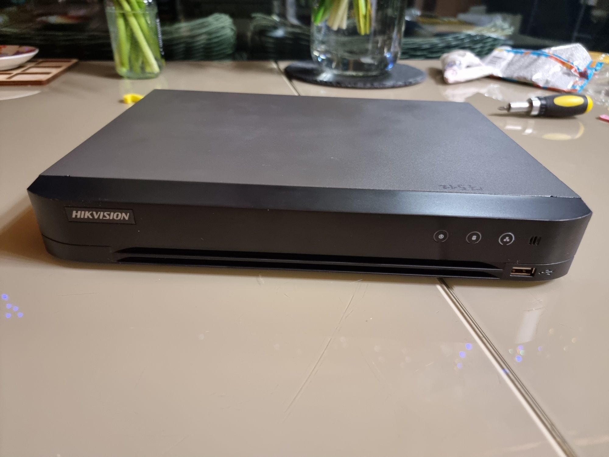 Сетевой видеорегистратор Hikvision iDS-7216HQHI-M1/S(C)