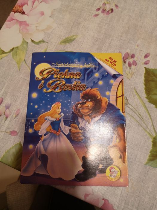 Sprzedam 2 talie kart i 2 książeczki z płytami