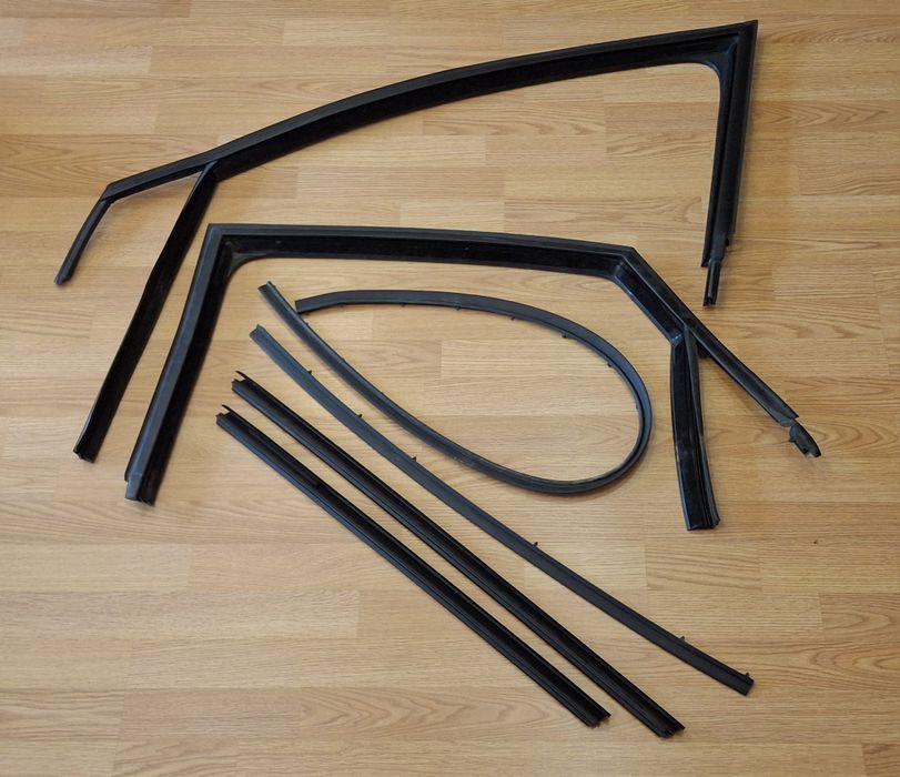 Бархотка, ущільнення дверей лівих Поло Седан 2019