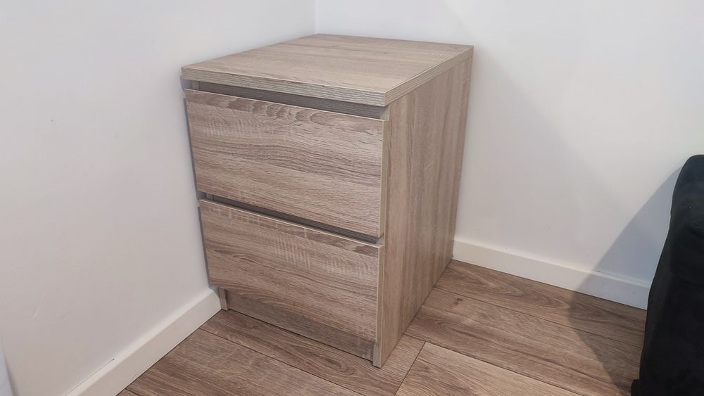 Drewniana szafka nocna