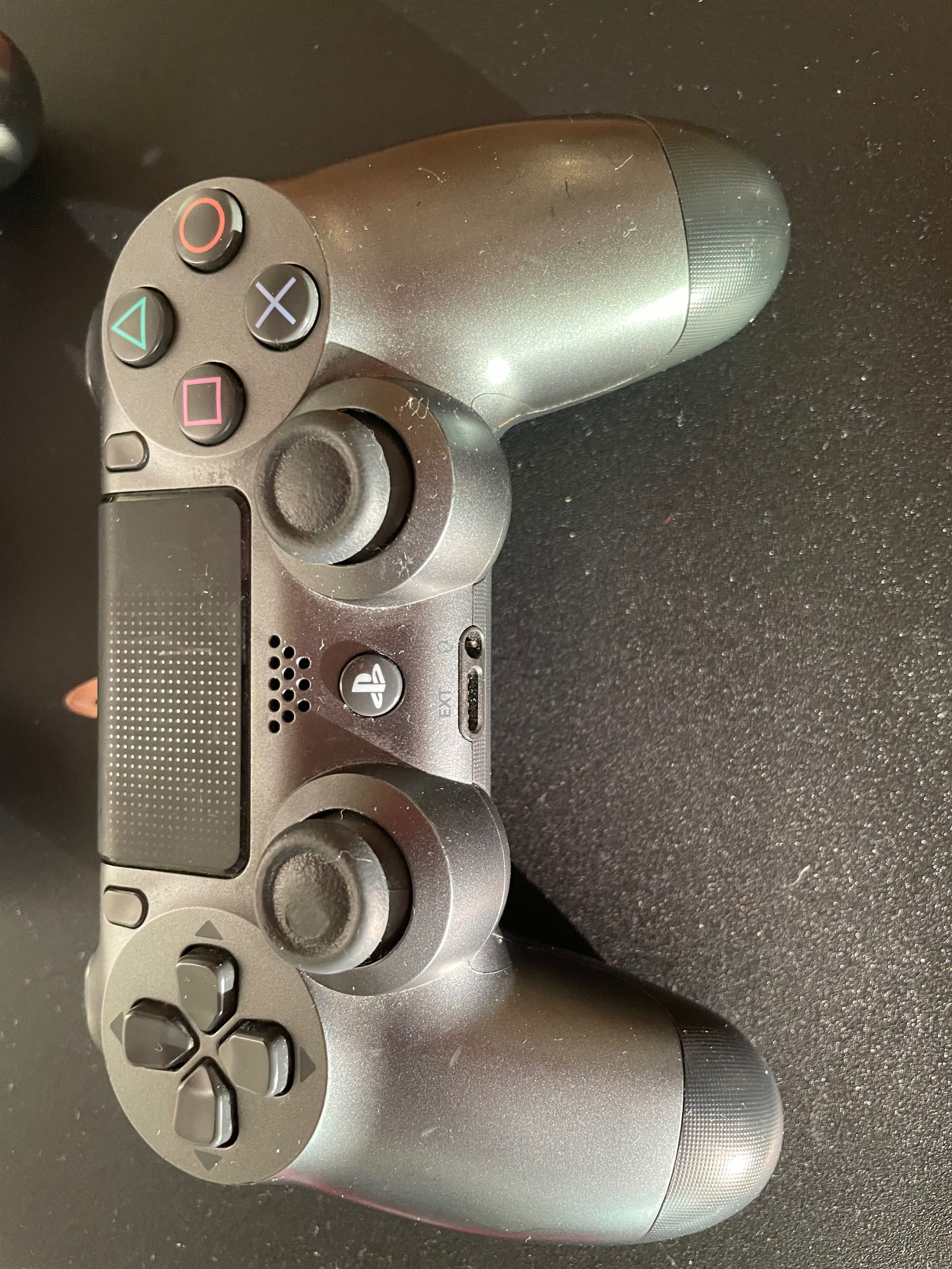 Konsola PS4 Pro CUH-7216B Szybki dysk 1TB SSD Samsung 870 EVO, 2 Pady
