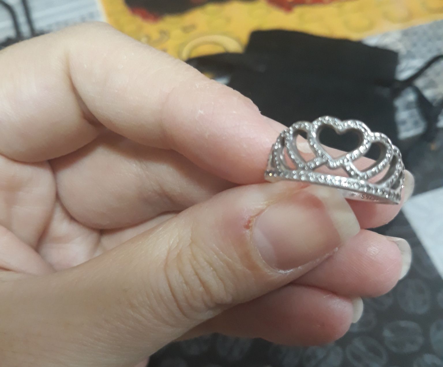 Anel Pandora tiara corações