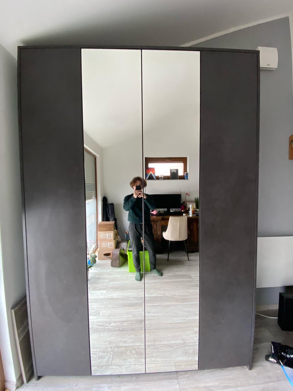 Pojemna duża szafa  lustrem