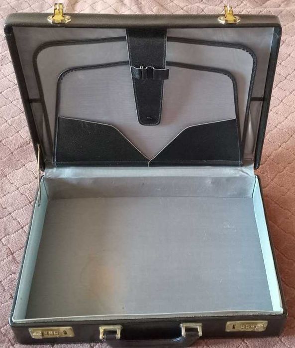 Валіза типу дипломат. Натуральна шкіра. Колір чорний.