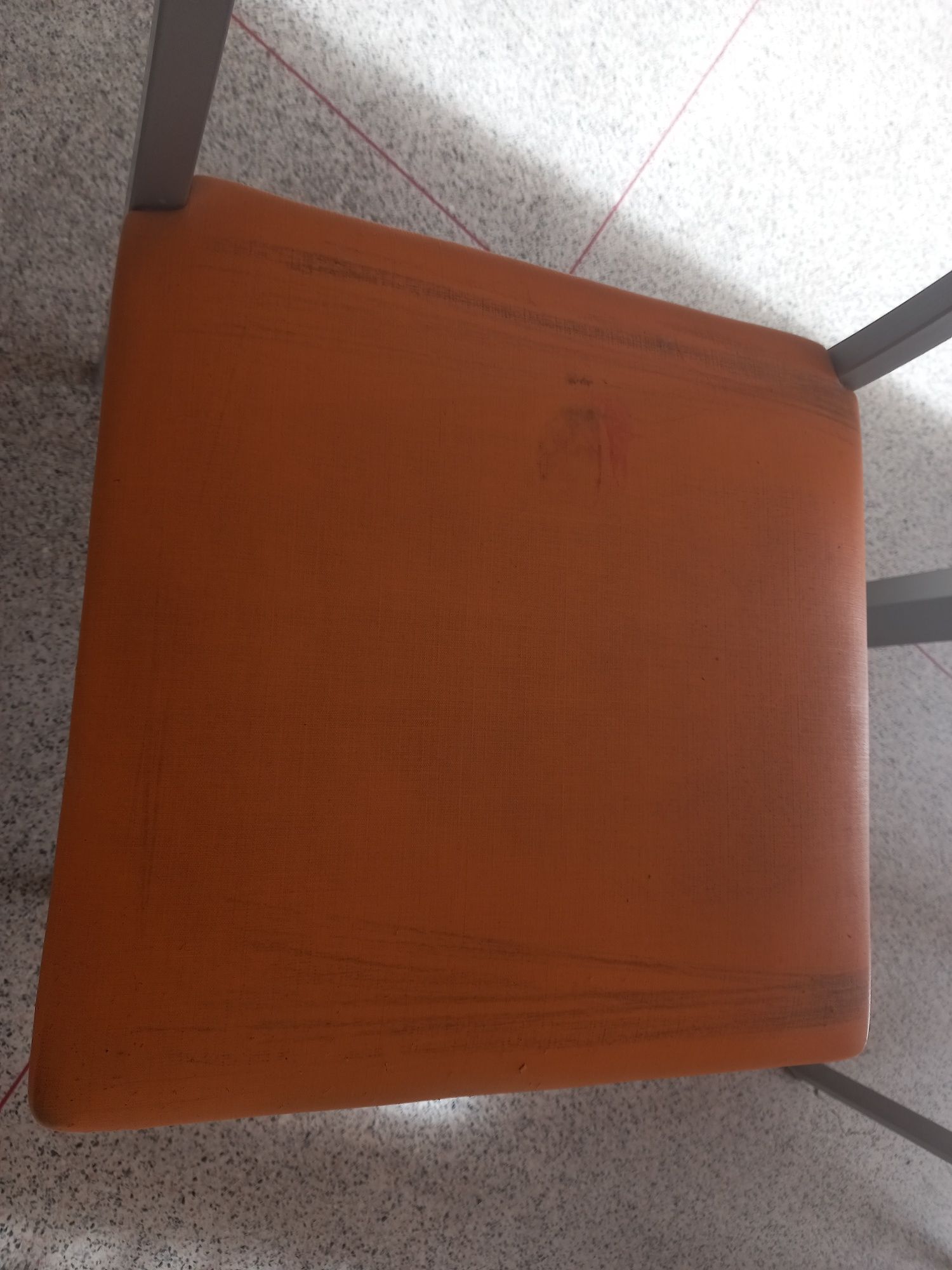 Mesa de cozinha, como nova e duas cadeiras com estrutura em inox.
