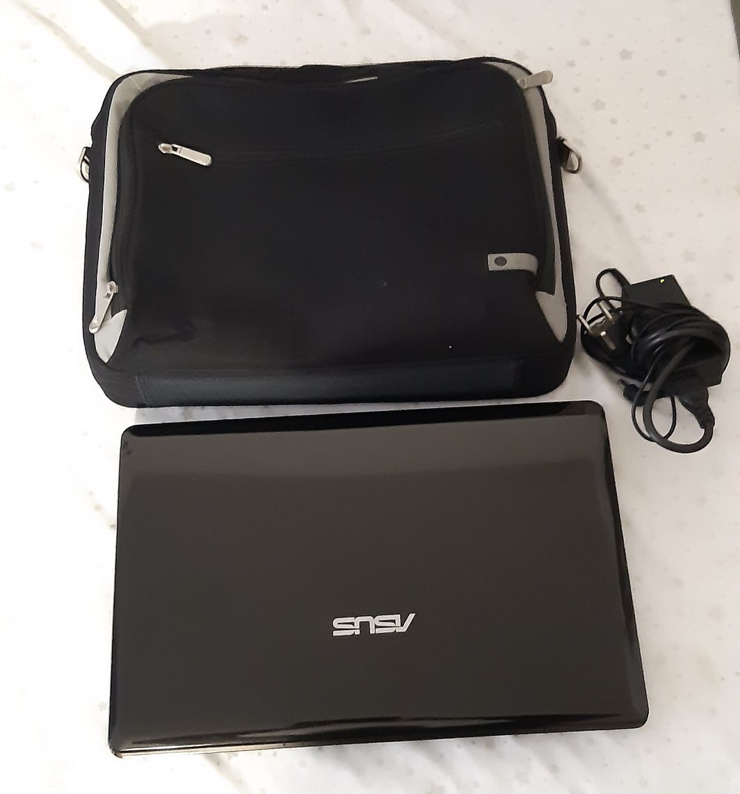 Laptop Asus z torbą