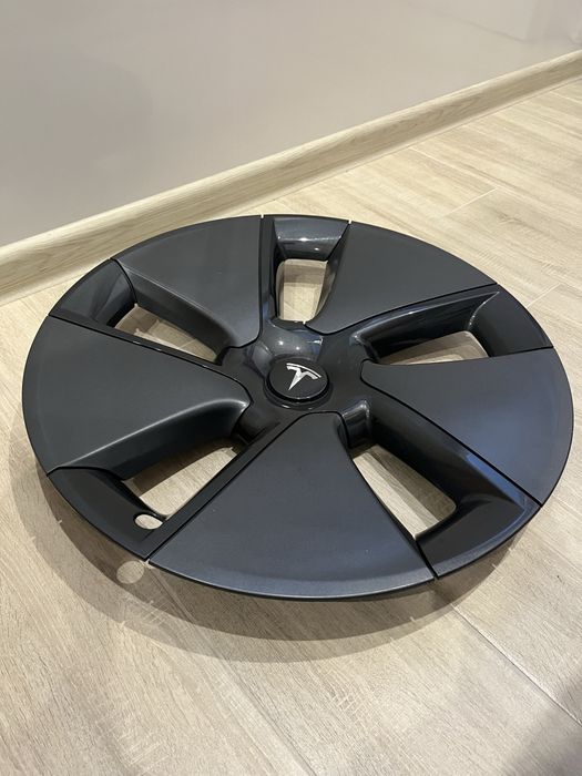 Оригінальні колпаки Tesla Model 3 R18