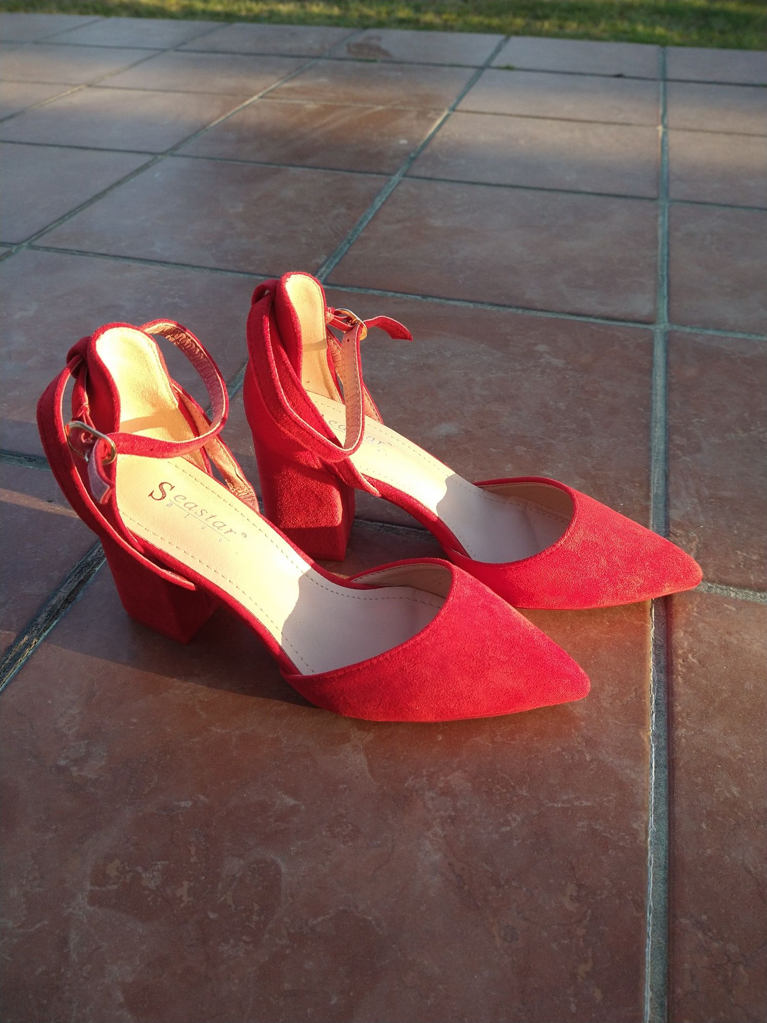 Czerwone buciki damskie wyjściowe
