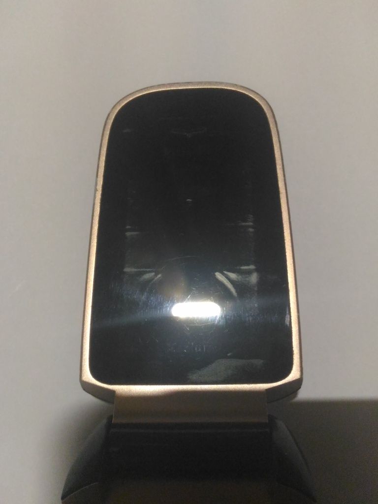 Мобільний телефон кнопочний розкладушка жабка Phillips Xenium 9a9h