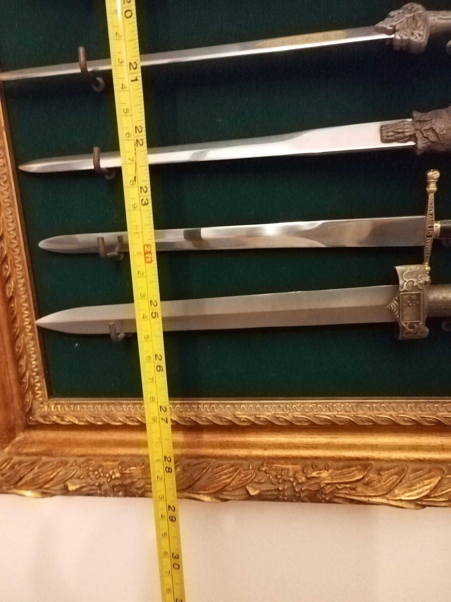 Coleção de réplicas de espadas expostas em moldura - bem executado