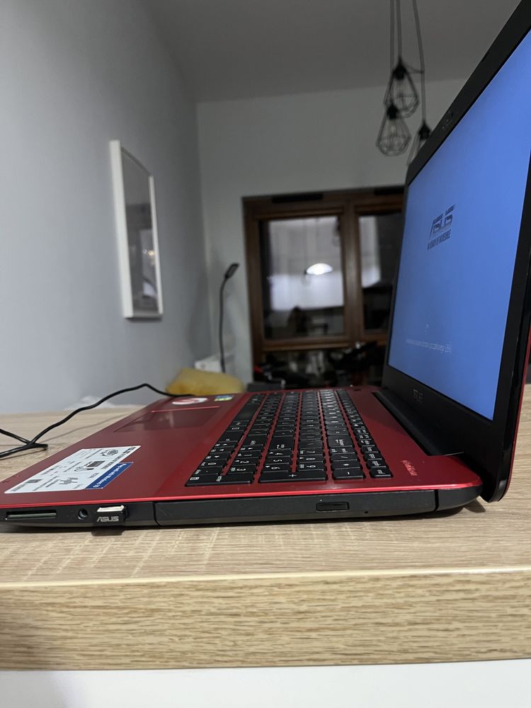 Laptop ASUS R556L Win 10